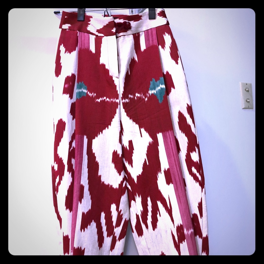 Wide leg, fitted waist and cropped. Very elegant!
